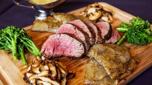Sliced filet with broccolini and mushrooms